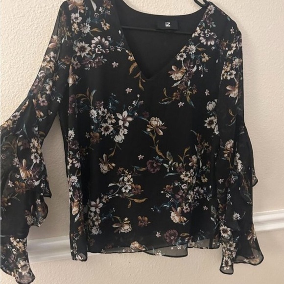 IZ Byer Stunning Floral on Black  Ruffle Bell Sleeve Blouse Size M - Picture 7 of 16